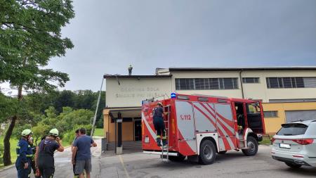 Razkrito šolsko ostrešje so gasilci zaščitili s folijo